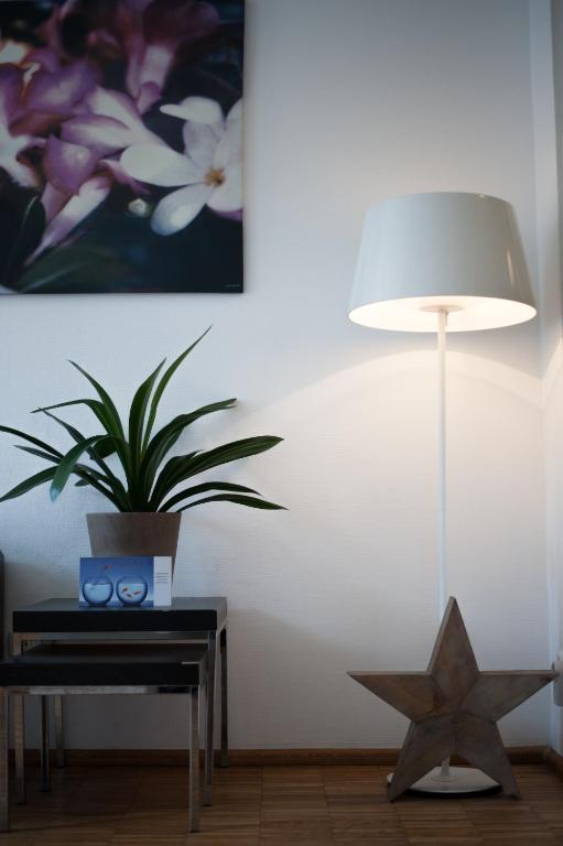 Nonstop Hotel Augsburg - Ubernacht - Hostelhotelhome מראה חיצוני תמונה